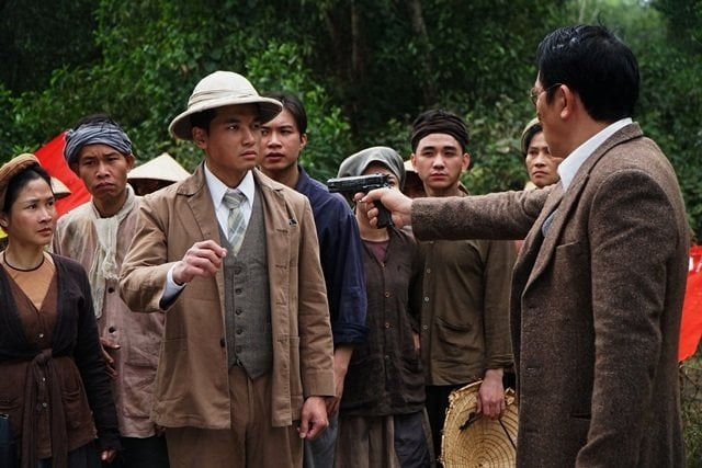 Diễn viên trẻ Nguyễn Thanh Tuấn (đội mũ trắng) trong vai Tổng Bí thư Nguyễn Văn Cừ.