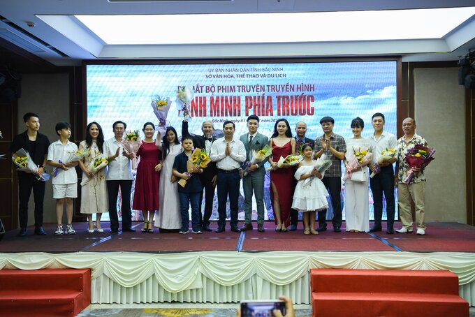 Ông Trịnh Hữu Hùng - Giám đốc Sở Văn hoá, Thể thao và Du lịch tỉnh Bắc Ninh tặng hoa chúc mừng các diễn viên tham gia bộ phim.