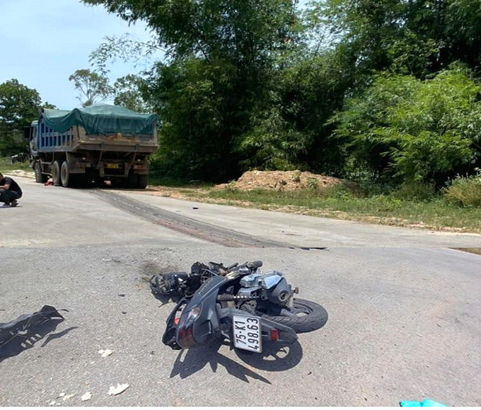 Hiện trường vụ TNGT giữa xe ben và xe máy khiến một người phụ nữ tử vong