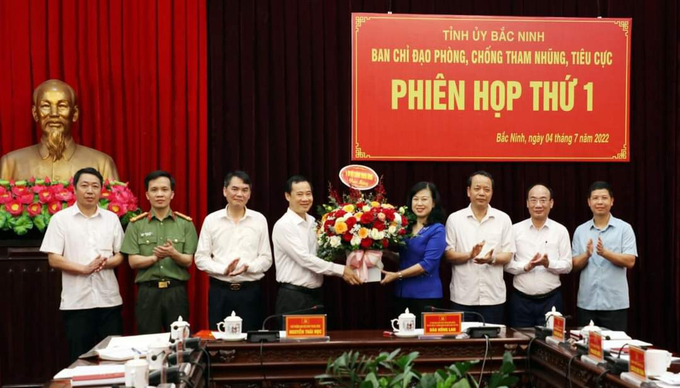 Phó Trưởng Ban Nội chính Trung ương Nguyễn Thái Học tặng hoa chúc mừng Ban Chỉ đạo phòng, chống tham nhũng, tiêu cực tỉnh Bắc Ninh