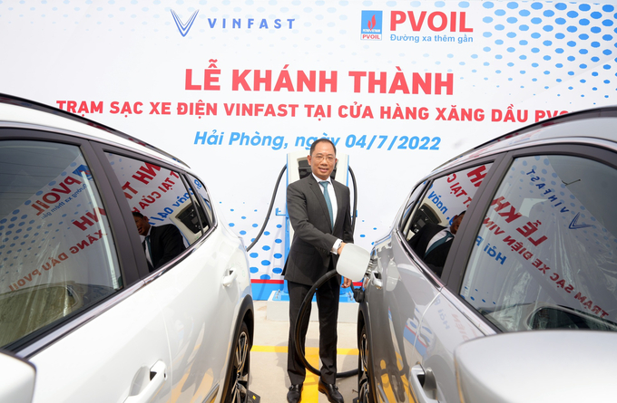 Đây là trạm sạc đầu tiên, mở đầu cho chuỗi gần 300 trạm sạc xe điện VinFast sẽ được lắp đặt tại các cửa hàng xăng dầu PVOIL trên toàn quốc trong năm 2022
