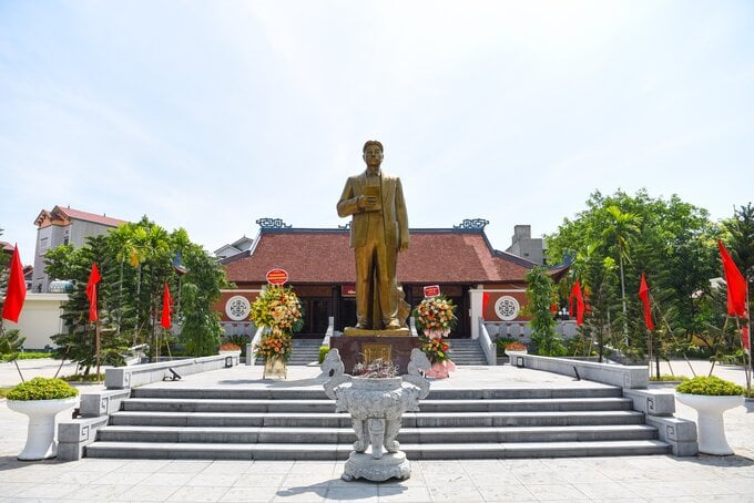 Tượng đài Tổng Bí thư Nguyễn văn Cừ được đúc bằng đồng, cao hơn 4m, nặng gần 5 tấn. Đây là công trình được khánh thành vào dịp kỷ niệm 100 năm ngày sinh đồng chí, ngày 9/7/2012.