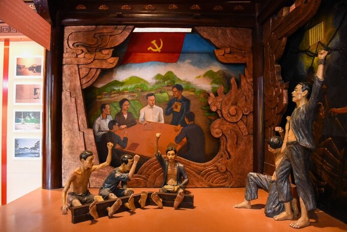Tượng mô phỏng đồng chí Nguyễn Văn Cừ cùng các chiến sỹ Cộng sản bị địch bắt, giam cầm, đồng chí đã biến nhà tù đế quốc thành trường học cách mạng.
