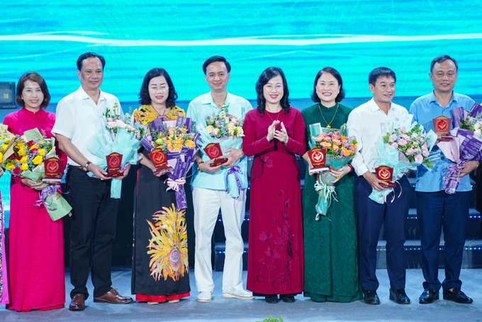 Bí thư Tỉnh ủy Bắc Ninh Đào Hồng Lan cùng đại diện lãnh đạo tặng hoa chúc mừng các đoàn tham gia Hội diễn.
