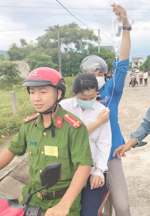 Khi đến trước cổng trường, nữ sinh này đã được tình nguyện viên và lực lượng làm nhiệm vụ tại điểm thi tiếp tục dùng xe máy chở vào sân Trường THPT Nguyễn Thị Bích Châu để dự thi môn đầu tiên.