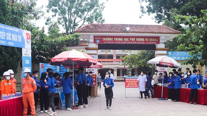 Sáng nay, 333 thí sinh trên địa bàn Vũ Quang đã có mặt từ sớm ở điểm thi Trường THPT Vũ Quang để làm bài thi môn đầu tiên.