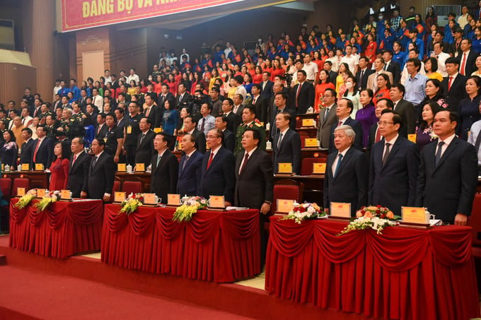 Chủ tịch nước Nguyễn Xuân Phúc cùng các đồng chí lãnh đạo, nguyên lãnh đạo Đảng, Nhà nước làm lễ trào cờ.