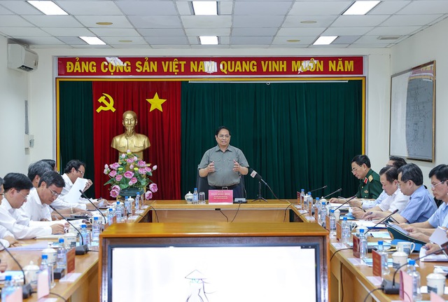 Thủ tướng Phạm Minh Chính làm việc với các bộ ngành, địa phương nhằm quyết liệt thúc đẩy tiến độ các dự án nâng công suất sân bay Tân Sơn Nhất - Ảnh: VGP/Nhật Bắc