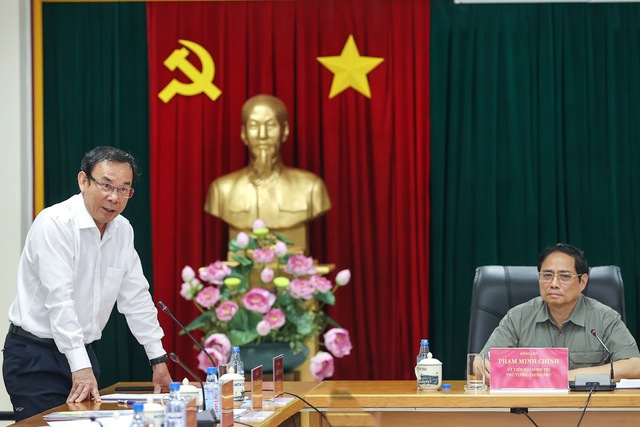 Bí thư Thành ủy Nguyễn Văn Nên cảm ơn Thủ tướng Phạm Minh Chính đã dành thời gian giải quyết một vấn đề lớn đang đặt ra với Thành phố Hồ Chí Minh - Ảnh: VGP/Nhật Bắc