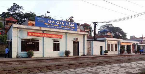 Đối với ga Gia Lâm, thực hiện cải tạo nhà ga, ke ga, xây mới mái che ke ga và sửa chữa đường sắt
