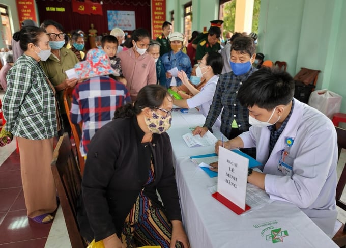 Các bác sĩ khám bệnh, cấp thuốc cho người dân xã Tân Thuận và Tân Thành