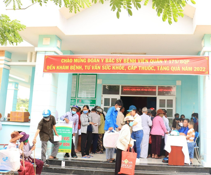 Bên cạnh khám bệnh và cấp thuốc, hơn 600 phần quà của đoàn từ thiện đã được trao cho người dân 2 xã Tân Thuận và Tân Thành