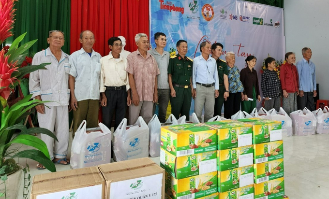 Hơn 600 phần quà được trao đến các hộ dân nghèo 2 xã Tân Thuận và Tân Thành