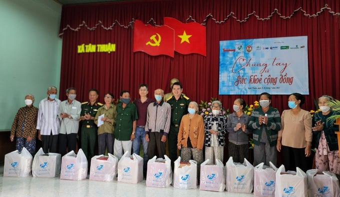 Trong 2 ngày 9 và 10.7, hơn 600 phần quà được trao đến các hộ dân nghèo Tân Thuận và Tân Thành