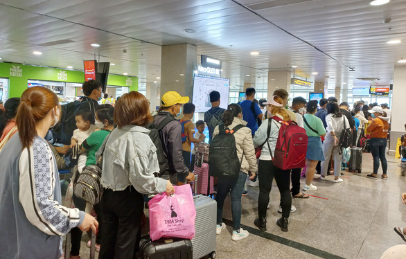 Hành khách xếp hàng lên máy bay tại sân bay Tân Sơn Nhất. Ảnh Internet