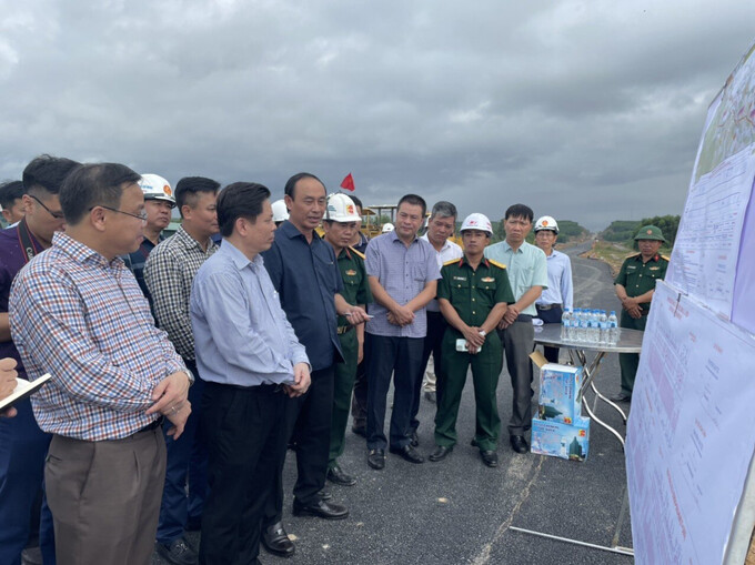 Bộ trưởng Nguyễn Văn Thể kiểm tra tiến độ thi công Dự án cao tốc Cam Lộ - La Sơn.