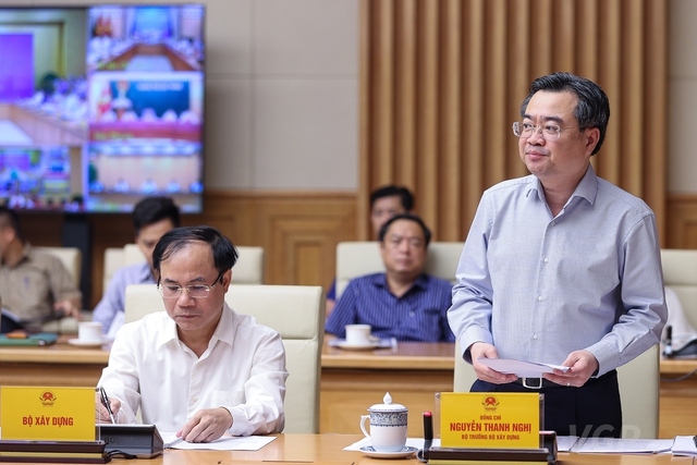 Bộ trưởng Bộ Xây dựng Nguyễn Thanh Nghị trình bày báo cáo về thị trường bất động sản. Ảnh VGP/Nhật Bắc