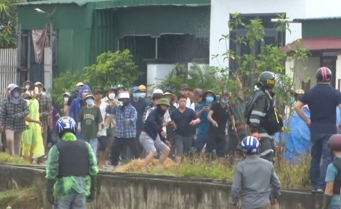 Bị một số đối tượng xấu kích động, người dân xóm Bình Thuận ra ngăn cản không cho giải phóng mặt bằng.