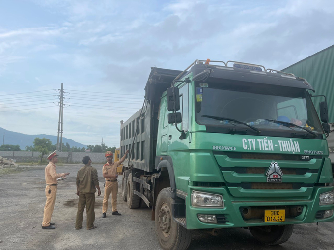 Lực lượng CSGT tuyên truyền, vận động các chủ phương tiện cắt bỏ thành thùng cơi nới sai quy định