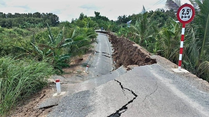Tuyến đường bị sụt lún là đường liên xã Tuyên Bình Tây - Vĩnh Bình, huyện Vĩnh Hưng do Ban QLDA Sở Nông nghiệp và Phát triển nông thôn làm chủ đầu tư