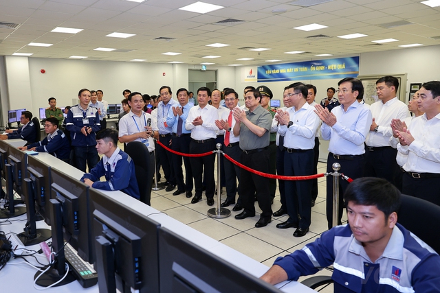 Thủ tướng Phạm Minh Chính và đoàn công tác thăm phòng điều khiển trung tâm Nhà máy - Ảnh: VGP/Nhật Bắc