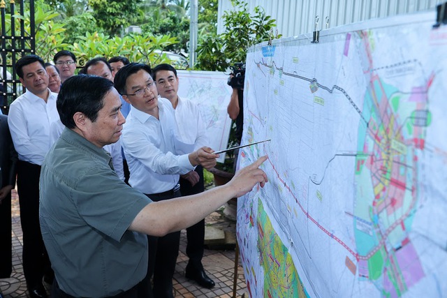 Thủ tướng nghe báo cáo về hướng tuyến, tiến độ đền bù, giải phóng mặt bằng, bố trí các nút giao 2 dự án cao tốc đi qua địa bàn tỉnh Hậu Giang -Ảnh: VGP/Nhật Bắc