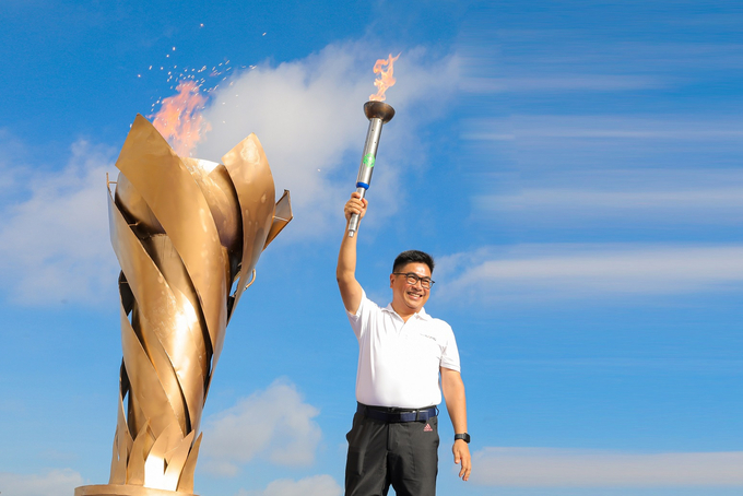 Ông Bùi Xuân Huy – Chủ tịch HĐQT Novaland thắp đuốc khai mạc Nova Olympic