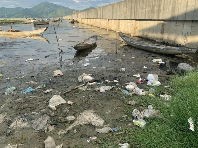 Rác thải chất đống tại đầm phá Tam Giang - Cầu Hai (khu neo đậu tàu thuyền xã Lộc Trì, huyện Phú Lộc).