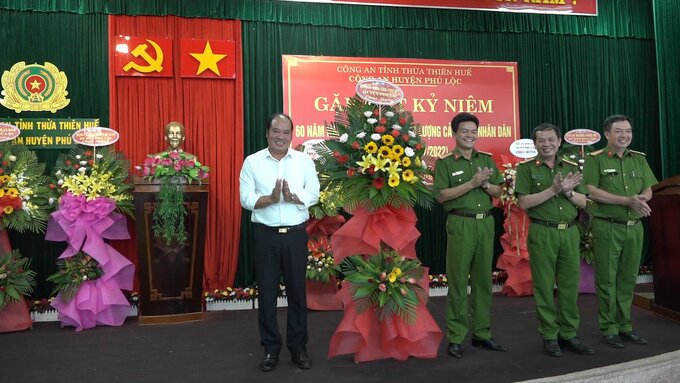 Đồng chí Nguyễn Văn Mạnh, Bí thư Huyện ủy tặng hoa chúc mừng.