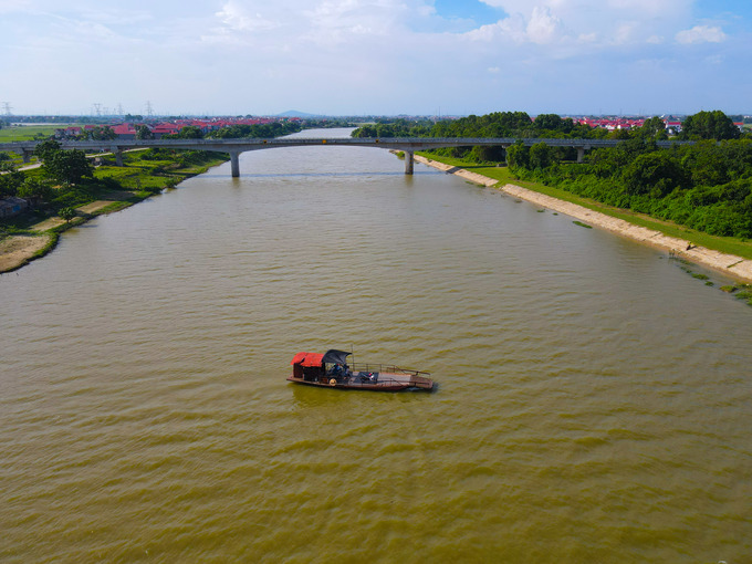 “Cầu được xây xong từ 2 năm rồi nhưng vẫn chưa có lối lên xuống, bà con ở đây mong chờ từng ngày để được đi lại qua cầu, đỡ phải đi đò Lương dưới kia vừa mất tiền, vừa không an toàn, nhất là khi vào mua mưa lũ nước sông dâng cao”- cô Nguyễn Thị Bẩy ở thôn Cẩm Xuyên, xã Xuân Cẩm (Hiệp Hòa, Bắc Giang) chia sẻ.