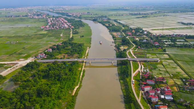 Cây cầu Xuân Cẩm có tổng mức đầu tư 110 tỷ đồng, nguồn kinh phí thực hiện dự án từ nguồn vốn trái phiếu Chính phủ và ngân sách tỉnh Bắc Giang. Cầu được hoàn thành vào tháng 10/2020.