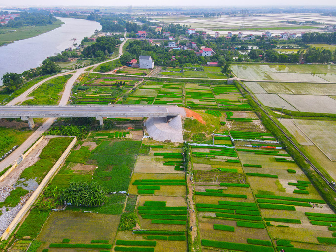 Bà La Thị Lợi, thôn Cẩm Xuyên, xã Xuân Cẩm (Hiệp Hòa, Bắc Giang) cho biết: “Cây cầu này xây xong từ 2020, nhưng chúng tôi chỉ thấy mỗi cái cầu cụt, không có đường chạy thẳng xuống. Vì vậy người dân muốn sang bên kia sông mua bán làm ăn sinh sống vẫn phải đi đò, đợt trước mùa mưa nước sông dâng cao, đi lại nguy hiểm. Mong rằng chính quyền sớm xây lối lên xuống để người dân đi lại cho đỡ khổ”.