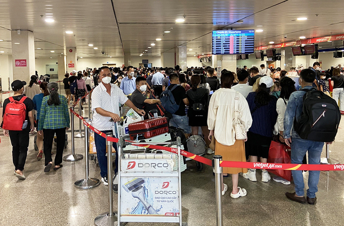 Cảng hàng không Quốc tế Tân Sơn Nhất khẳng định, đây là chủ trương riêng của các hãng hàng không, trong khi bộ phận an ninh sân bay và soi chiếu không ưu tiên cho nhóm hành khách này.