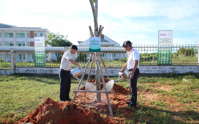 Ông Nguyễn Hồng Hải – Bí thư Thành ủy Thành phố Phan Thiết (trái) cùng nhân viên Novaland trồng cây, hưởng ứng chương trình hành động “Triệu cây xanh cho cuộc sống bừng sáng”