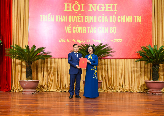 Ủy viên Bộ Chính trị, Trưởng Ban Tổ chức Trung ương Trương Thị Mai trao quyết định bổ nhiệm Bí thư Tỉnh ủy Bắc Ninh cho đồng chí Nguyễn Anh Tuấn