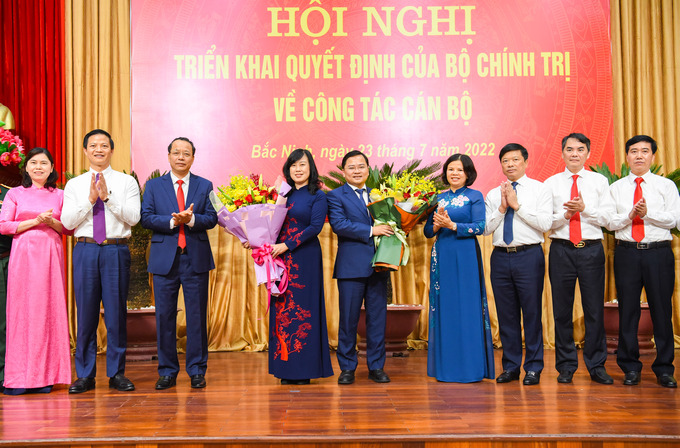 Ban Thường vụ Tỉnh ủy Bắc Ninh chúc mừng đồng chí quyền Bộ trưởng Bộ Y tế Đào Hồng Lan và tân Bí thư Tỉnh ủy Bắc Ninh Nguyễn Anh Tuấn.