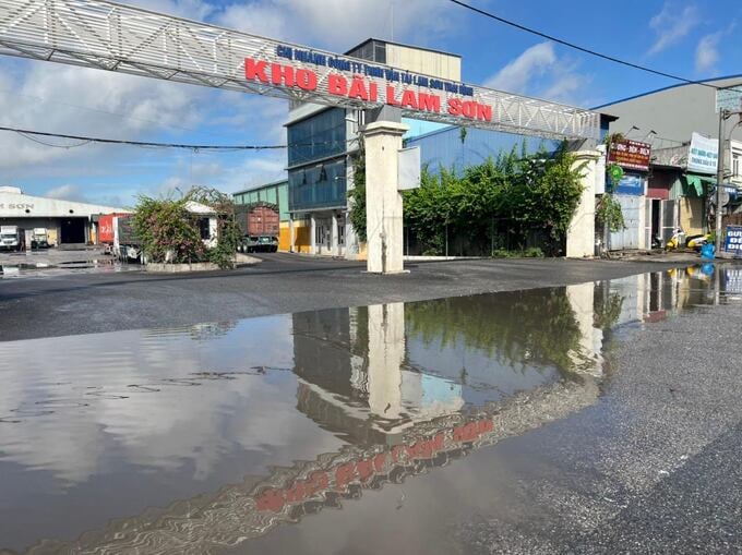 Cảnh ngập lụt kéo dài tại cổng kho bãi Lam Sơn trên đường 356