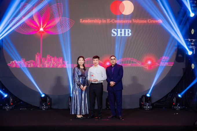 Ông Lê Thành Trung - Giám đốc Trung tâm Thẻ SHB (ở giữa) đại diện ngân hàng nhận giải thưởng “Ngân hàng có tốc độ tăng trưởng giao dịch thẻ thanh toán online tốt nhất năm 2021 của Mastercard Việt Nam”