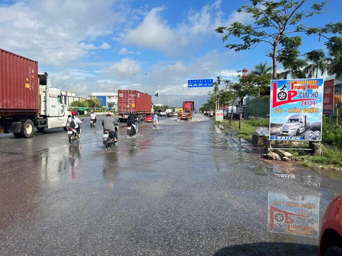 Ngập lụt hai bên làn đường dành cho xe máy khiến người đi xe máy phải lấn ra làn đường dành cho xe ô tô.