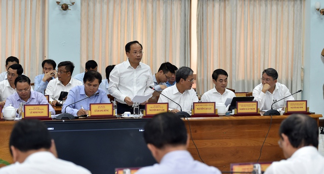 Thứ trưởng Bộ GTVT Nguyễn Duy Lâm công bố các Nghị quyết của Chính phủ về 3 tuyến cao tốc - Ảnh: VGP/Đức Tuân