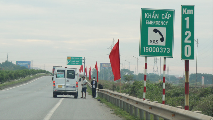 Ô tô dừng đón khách trên cao tốc Hà Nội - Bắc Giang đoạn gần Khu Công nghiệp Song Khê - Nội Hoàng