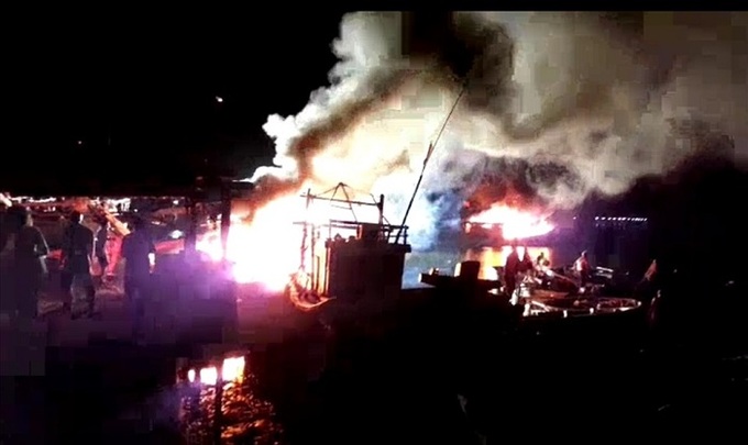 Vụ hỏa hoạn xảy ra lúc rạng sáng ngày 1/8 khi các tàu đang neo đậu ở bến sông Ròon