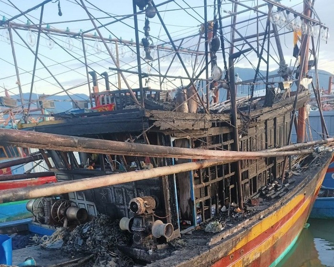 3 tàu cá đã bị thiêu rụi hoàn toàn, 1 tàu cá cháy phần đầu tàu, thiệt hại ước tính hơn 2 tỷ đồng.