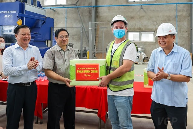Thủ tướng tặng quà cho đội ngũ kỹ sư, công nhân các đơn vị đang thực hiện dự án. Ảnh: VGP/Nhật Bắc