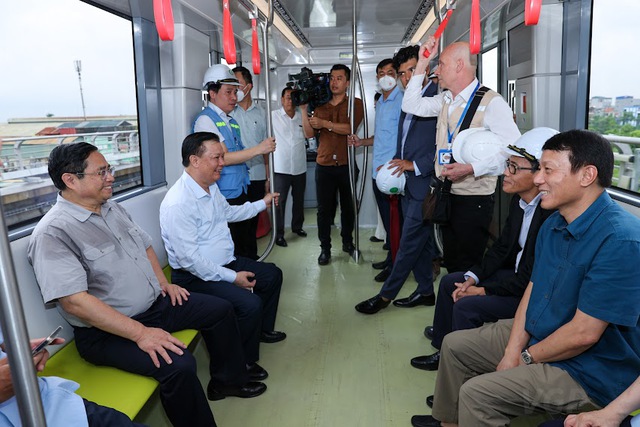Thủ tướng Chính phủ và đoàn công tác trải nghiệm đi tàu điện đang trong giai đoạn thử nghiệm từ Ga Cầu Giấy qua 8 ga trên tuyến để tới Ga Nhổn. Ảnh: VGP/Nhật Bắc