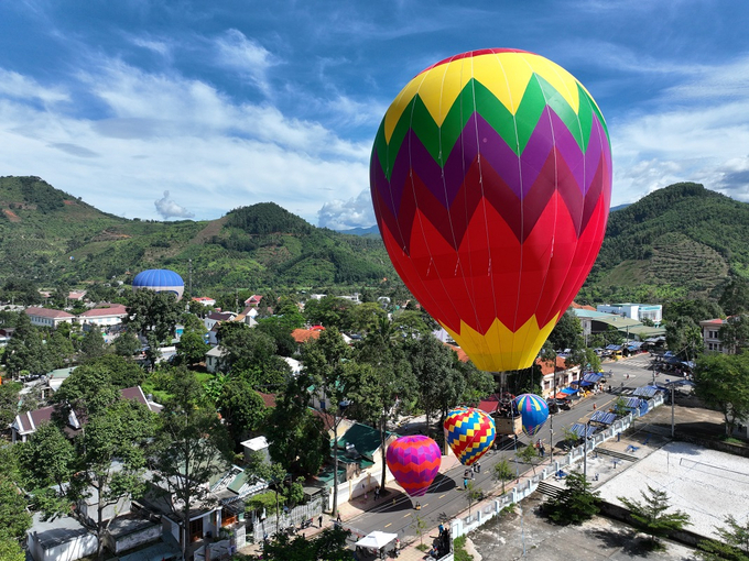 Nhiều du khách háo hức với lần đầu trải nghiệm bay trên không trung với khinh khí cầu tại Khánh Sơn