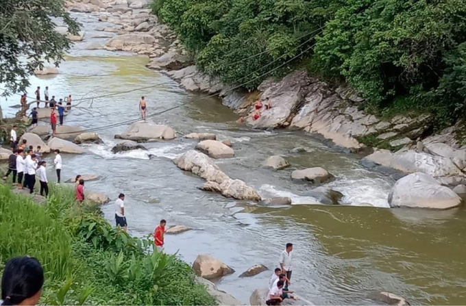 2 nạn nhân bị nước cuốn trôi khi chụp ảnh tại suối Mường Hoa