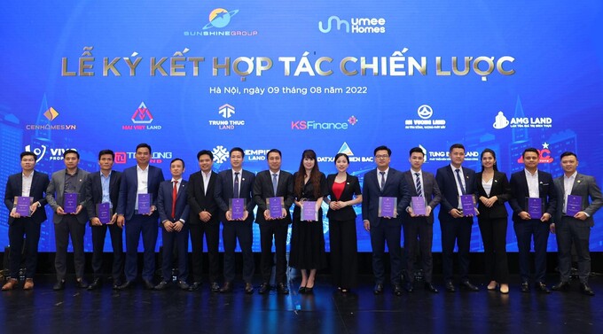 Đại diện Sunshine Group cùng các đại lý phân phối tham gia Lễ ký kết hợp tác chiến lược