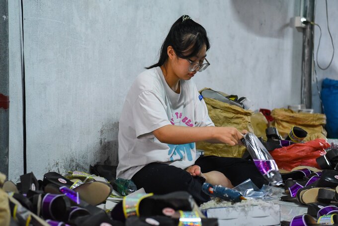 Mỗi gia đình ở Song Hồ đều là một đại công xưởng sản xuất vàng mã, đa phần họ chỉ làm một sản phẩm chuyên biệt. Ngoài bán buôn còn bán lẻ, các mặt hàng luôn có sẵn nhằm phục vụ nhu cầu của người tiêu dùng trong những ngày lễ.