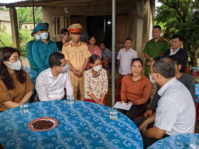 Ông Khuất Việt Hùng thăm hỏi các gia đình nạn nhân